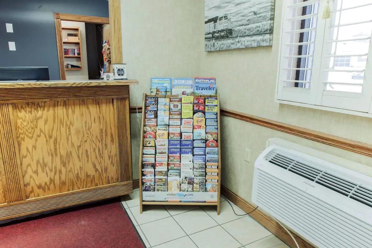 Sky-Palace Inn & Suites Mccook Bagian luar foto