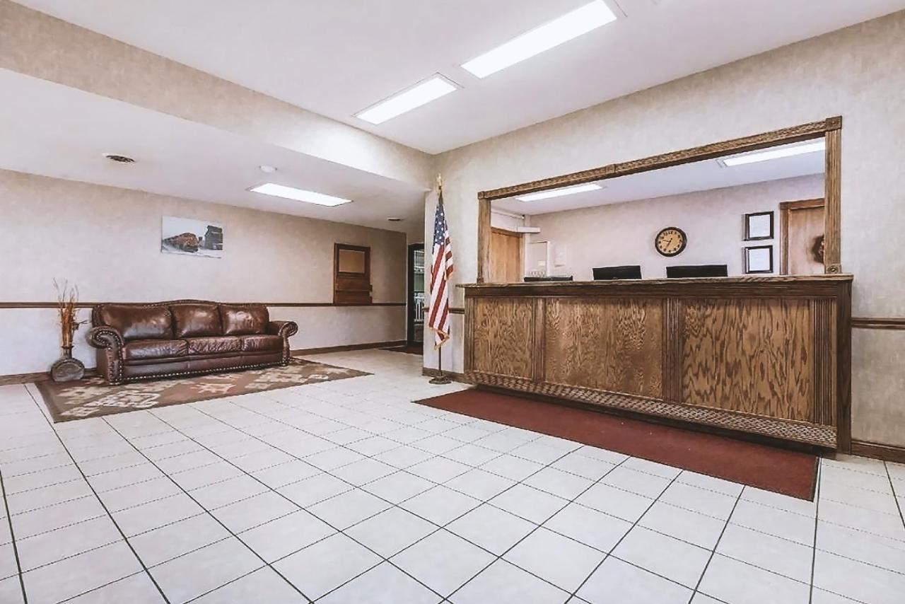 Sky-Palace Inn & Suites Mccook Bagian luar foto