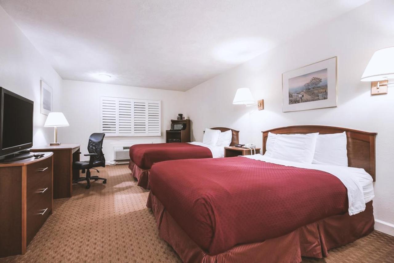 Sky-Palace Inn & Suites Mccook Bagian luar foto