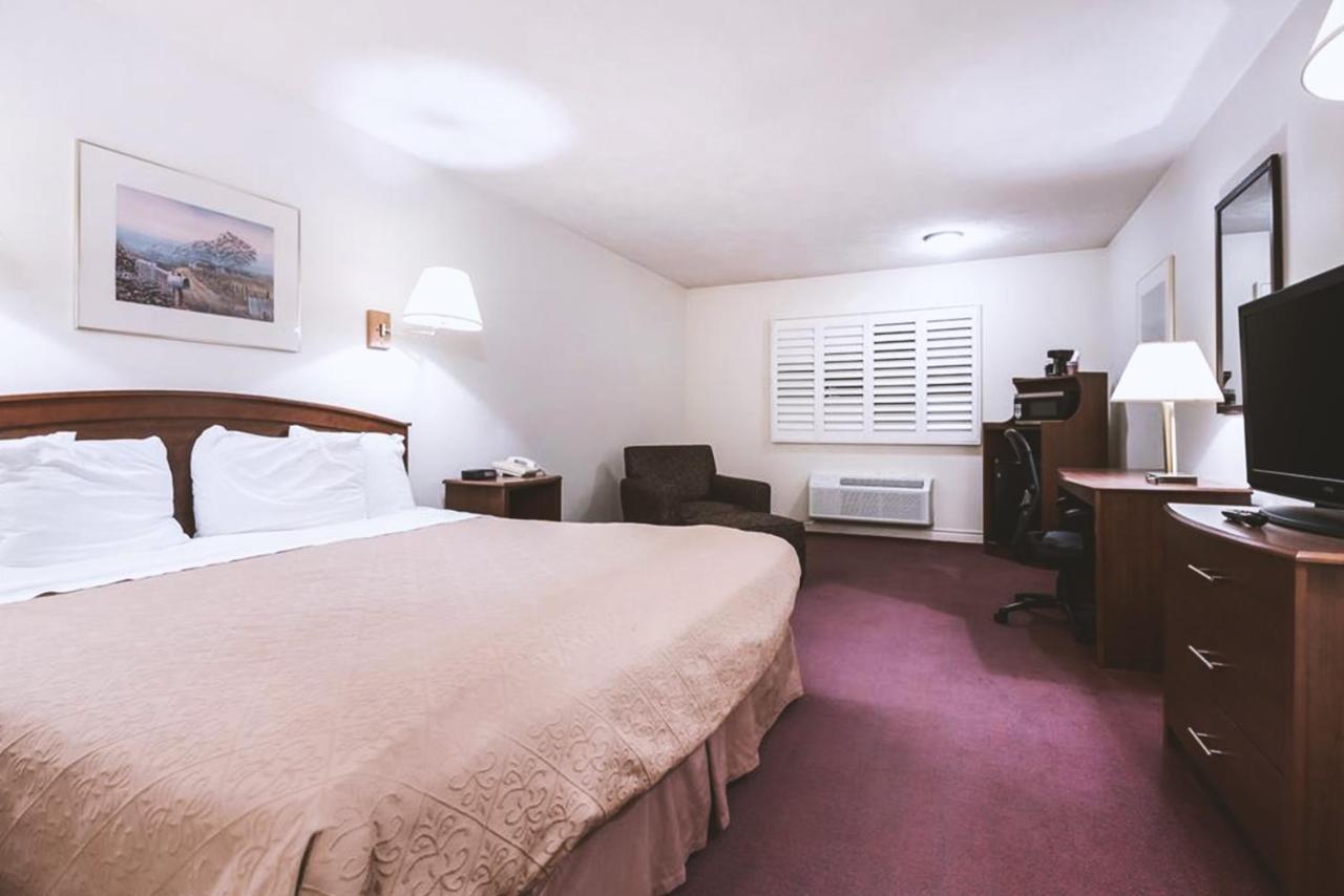 Sky-Palace Inn & Suites Mccook Bagian luar foto