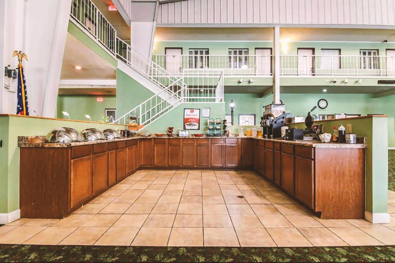 Sky-Palace Inn & Suites Mccook Bagian luar foto