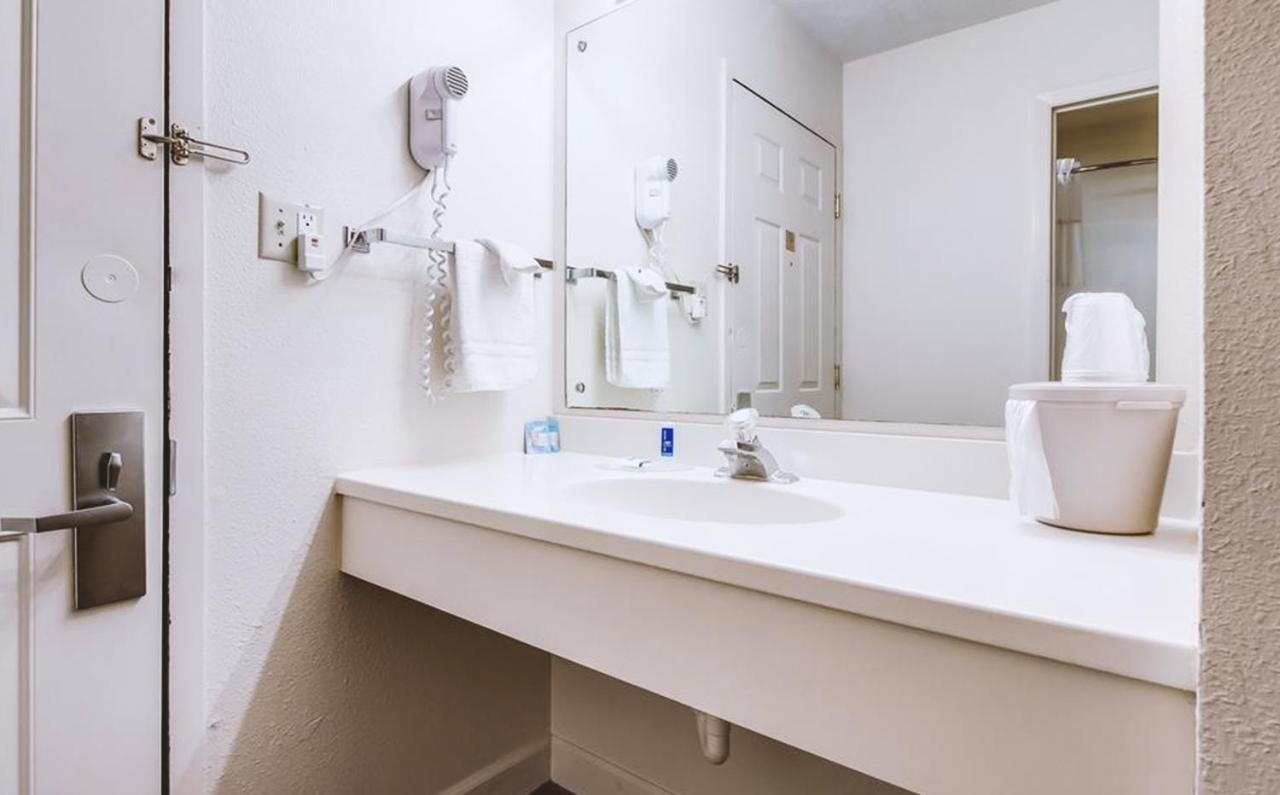 Sky-Palace Inn & Suites Mccook Bagian luar foto