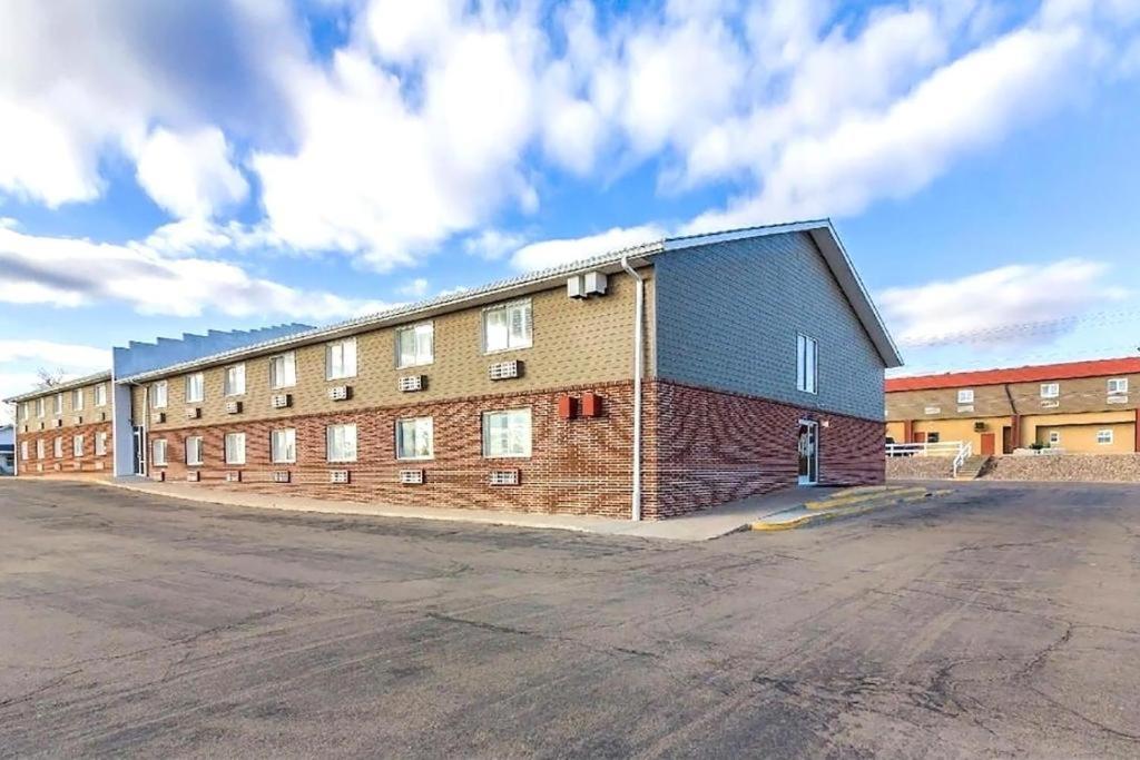 Sky-Palace Inn & Suites Mccook Bagian luar foto